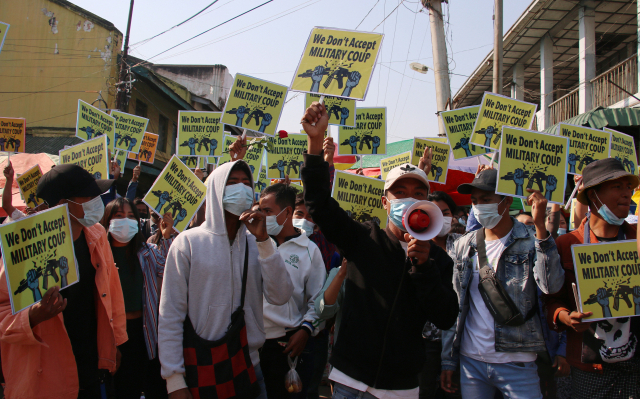 6일(현지 시간) 미얀마 네피도에서 쿠데타를 벌인 군부에 반발하는 시위가 벌어지고 있다./EPA연합뉴스