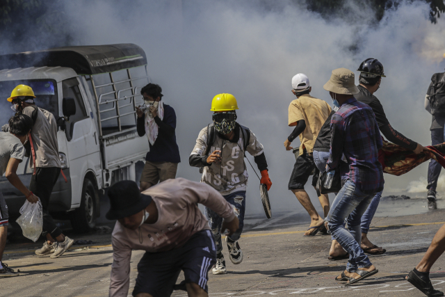 6일(현지 시간) 미얀마 양곤에서 경찰이 최루탄을 쏘며 시위대를 해산하고 있다./EPA연합뉴스