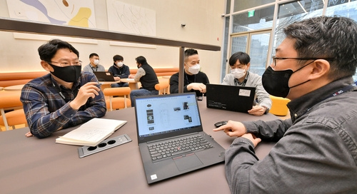 현대모비스가 서울 선릉역 인근에 마련한 공유 오피스에서 협력 업체 개발자들이 회의를 하고 있다. /사진 제공=현대모비스