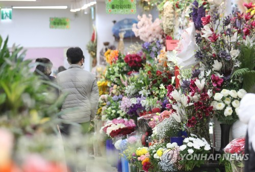 지난 달 28일 서울 서초구 양재동 화훼공판장에서 시민들이 꽃을 구입하고 있다./연합뉴스