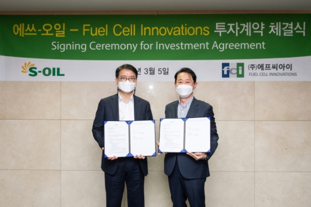 류열(왼쪽) 에쓰오일 사장과 이태원 FCI 대표가 5일 서울 마포 에쓰오일 본사에서 투자 계약을 체결한 뒤 기념 촬영을 하고 있다./사진 제공=에쓰오일