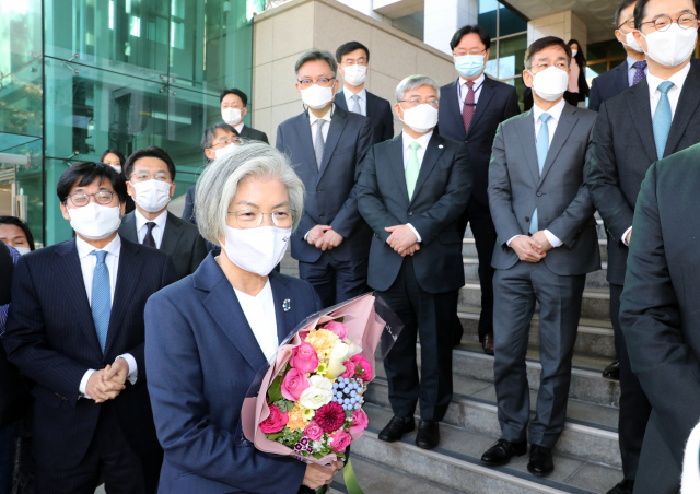 강경화 전 외교부장관이 지난달 8일 서울 종로구 외교부 청사를 꽃다발을 안고 떠나고 있다./연합뉴스