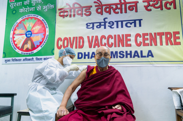 달라이 라마도 코로나 바이러스 예방 접종 … ‘매우 도움’