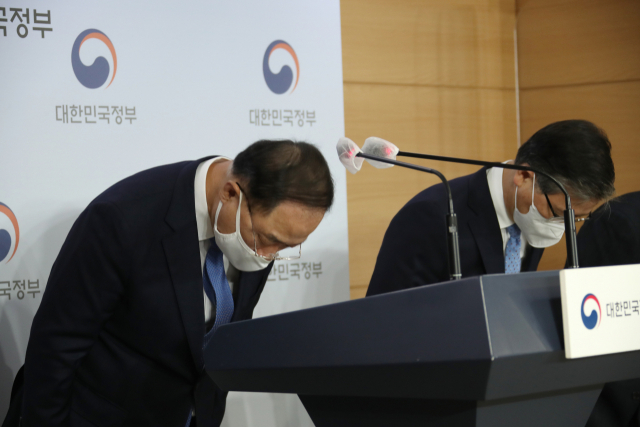 홍남기 부총리가 7일 부동산 관계장관 회의를 열고 머리를 숙이고 있다,/연합뉴스