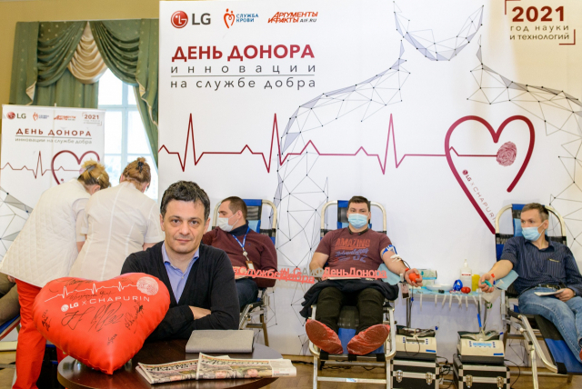 LG전자와 러시아 출판사 AiF 직원 등이 헌혈하고 있다./사진제공=LG전자