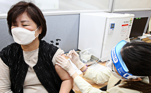 8일 오전 서울시 동작구 보건소 코로나19 예방 접종실에서 모현희 보건소장이 아스트라제네카 백신 접종을 받고 있다./사진제공=동작구청