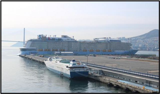 지난해 4월 물류 목적으로 부산항국제여객터미널에 접안한 크루즈 모습./사진제공=부산항만공사