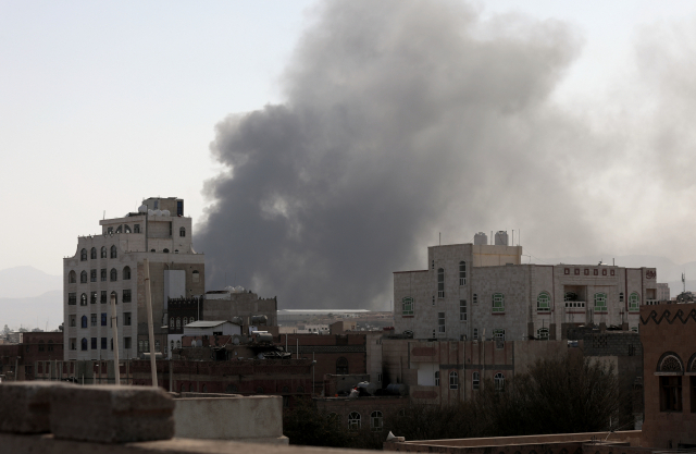 예멘 사나의 한 반군 군사시설에서 7일 연기가 솟구치고 있다. 사우디 아라비아는 석유시설 등에 대한 예만 반군의 드론 공격에 대한 보복공격을 감행했다. /AP연합뉴스