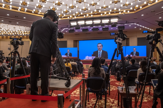 7일 왕이 중국 외교부장의 화상 기자회견이 베이징 미디어센터에서 진행중이다. /EPA연합뉴스