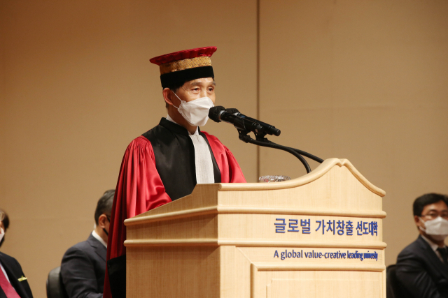 이광형 제17대 KAIST 총장이 8일 대전 본원 대강당에서 열린 취임식에서 취임사를 하고 있다. 사진제공=KAIST