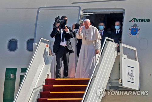 8일(현지시간) 이탈리아 로마로 돌아가는 전용기에 오르며 이라크인들에게 인사하는 교황. [AFP=연합뉴스]