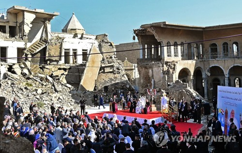 7일(현지시간) 이라크 북부 도시 모술의 파괴된 성당 앞에서 평화를 설파하는 교황. [AFP=연합뉴스]