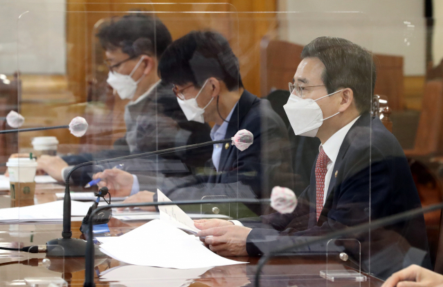 김용범(오른쪽) 기획재정부 제1차관이 9일 서울 은행회관에서 열린 거시경제 금융회의를 주재하고 있다. /연합뉴스