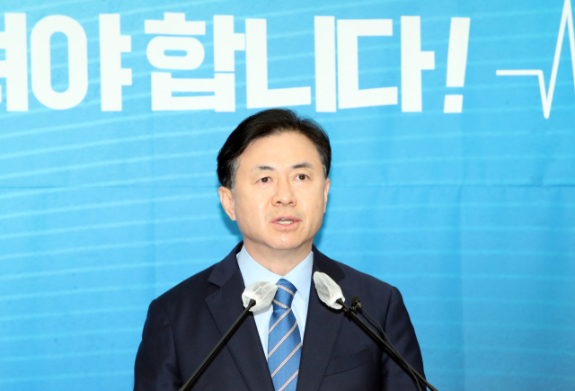 김영춘 더불어민주당 부산시장 후보가 지난 8일 오후 부산시의회 브리핑룸에서 기자회견을 열고 최종후보로 선정된 소감과 본선 전략 등을 설명하고 있다. /연합뉴스