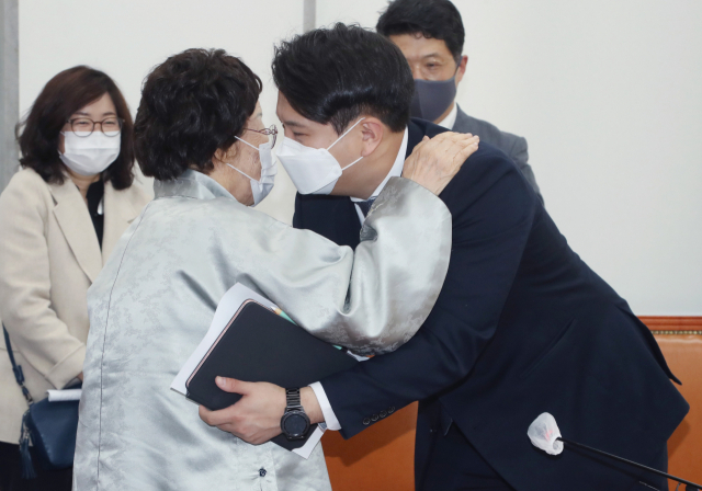 전용기 더불어민주당 의원이 지난 5일 국회에서 기자회견을 마친 일본군 위안부 피해자 이용수 할머니와 포옹하고 있다. /연합뉴스