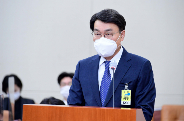 최정우 포스코 회장이 지난달 22일 서울 여의도 국회에서 열린 환경노동위원회 산업재해관련 청문회에서 의원의 질의에 답하고 있다. /권욱기자