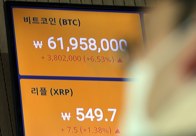 가상화폐 비트코인 가격이 9일 오후 국내 거래소에서 6,200만원대까지 치솟았다. /연합뉴스