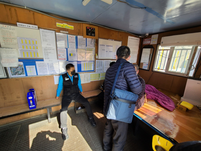 서울의 한 시내버스 회사에 마련된 휴게실에서 기사들이 담소를 나누며 근무 교대를 준비하고 있다./허진 기자