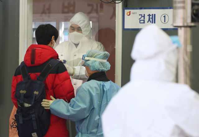 지난 3일 서울 중구 서울역 신종 코로나바이러스 감염증(코로나19) 임시 선별검사소에서 시민들이 검사를 받고 있다./연합뉴스