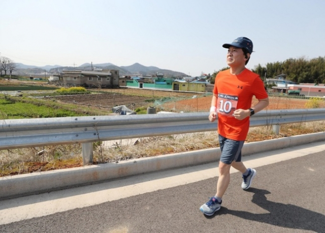 지난해 4·15 총선을 앞두고 국토 종주를 시작한 안철수 국민의당 대표가 전남 여수시의 한 도로를 달리는 모습. 연합뉴스