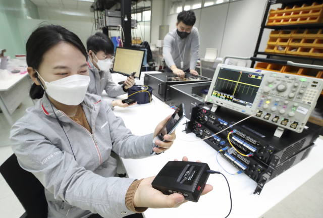 KT 연구원들이 10일 서울 서초구 KT연구개발센터에서 양자암호 비화통신 기술을 시연하고 있다. /KT