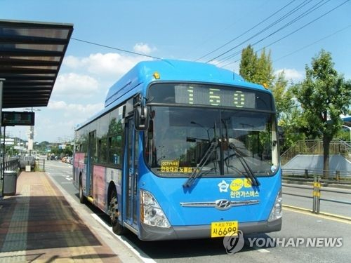 시내버스로 운행 중인 현대차의 버스./연합뉴스