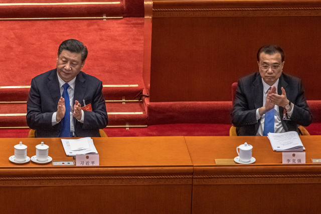 시진핑(왼쪽) 중국 국가주석과 리커창 중국 국무원 총리가 8일 베이징 인민대회당에서 열린 전국인민대표대회 전체 회의에서 박수를 치고 있다. /EPA연합뉴스