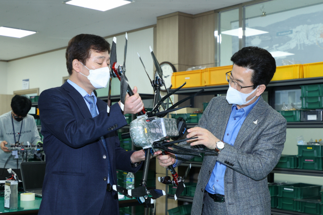 허태정(사진 오른쪽) 대전시장이 드론을 살펴보고 있다. 사진제공=대전시