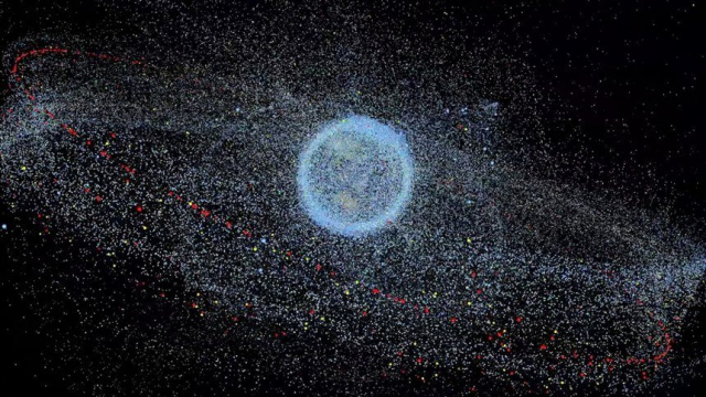 인공위성과 우주 쓰레기 분포도로 파편의 크기를 일부러 확대한 모습./ESA