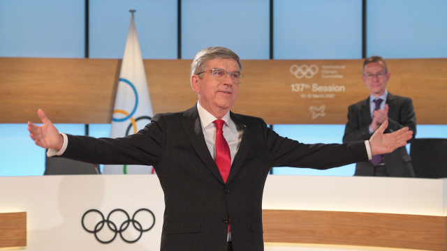 IOC 총회에서 연임을 확정한 뒤 인사하는 토마스 바흐 IOC 위원장. /로잔=AFP연합뉴스