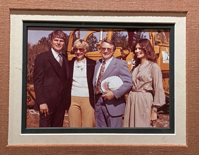 1979년 2월 폴 플레처(왼쪽부터)와 그의 아내 코니, 딘 비먼과 그의 아내 주디가 소그래스TPC 착공식에 참석해 기념 촬영을 하고 있다. /사진제공=PGA 투어