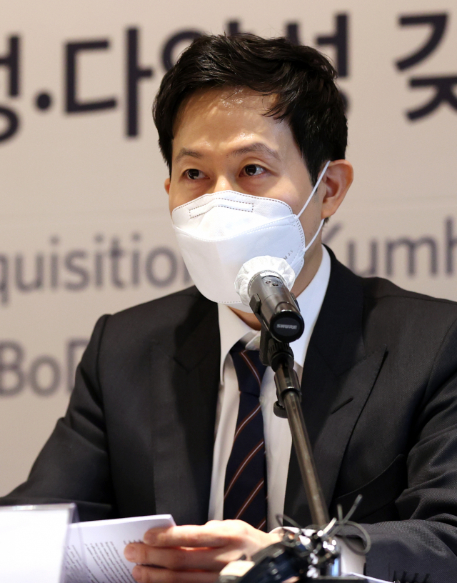박철완 금호석유 상무가 11일 기자간담회에서 입장을 밝히고 있다./연합뉴스