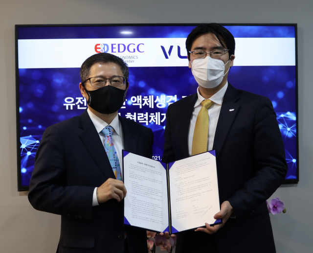 신상철(왼쪽) EDGC 공동대표와 김현준 뷰노 대표가 업무협약을 체결한 뒤 기념사진을 찍고 있다./ 사진 제공=EDGC