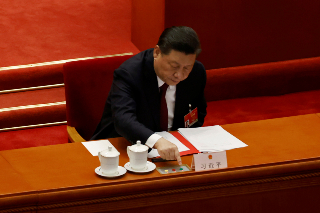 11일(현지 시간) 시진핑 중국 국가 주석이 반(反)중국 세력의 출마를 막기 위한 홍콩 선거제 개편안에 투표하고 있다./로이터연합뉴스