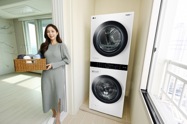 LG전자 모델이 경기도 남양주 별내신도시 주거형 생활숙박시설에 공급된 LG트롬 워시타워를 소개하고 있다.