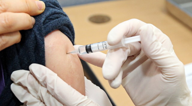 65 세 이상의 AZ 백신도 접종합니다.