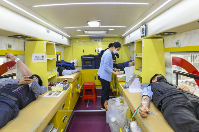 현대삼호중공업 임직원 330여 명이 지난 9일부터 11일까지 코로나19로 어려워진 광주·전남지역의 혈액 수급을 돕기 위해 단체 헌혈에 동참했다. /사진제공=현대삼호중공업