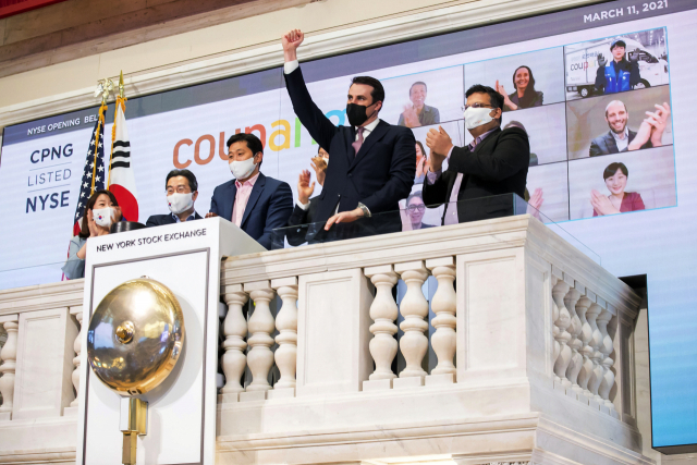 김범석(왼쪽에서 세 번째) 쿠팡 이사회 의장이 11일(현지시간) 미국 뉴욕증권거래소(NYSE)에서 존 터틀(오른쪽에서 두 번째) NYSE 부회장과 함께 오프닝벨을 울리고 있다. / 연합뉴스