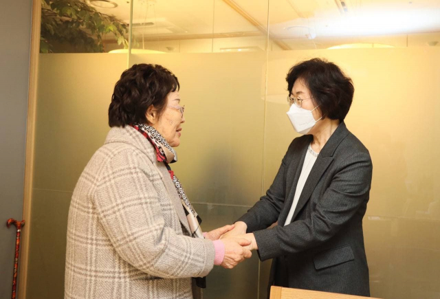 일본군 위안부 피해자인 이용수(왼쪽) 할머니와 정영애 여가부 장관이 지난 1일 광화문 인근 식당에서 이야기 나누고 있다. /사진제공=여가부