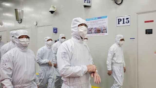 이재용 삼성전자 부회장이 지난해 5월 중국 산시성 시안 반도체 공장을 점검하고 있다./사진제공=삼성전자