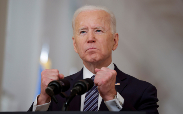 조 바이든 미국 대통령이 11일(현지 시간) 백악관에서 코로나19 강력 대응 방침을 밝히며 두 주먹을 불끈 쥐어보이고 있다. /로이터연합뉴스