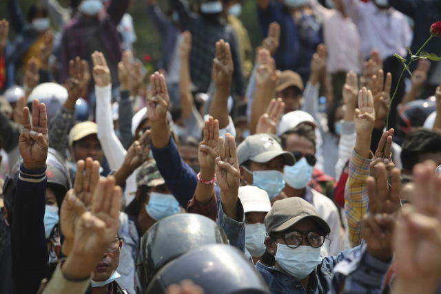 미얀마 수도 네피도에서 8일(현지시간) 군부 쿠데타 규탄 시위대가 독재에 대한 저항의 상징인 '세 손가락 경례'를 하고 있다. 미얀마에서는 지난달 1일 쿠데타가 발발한 이후 군경에 의해 시위 참가자 50여 명이 숨지는 유혈 사태 속에서도 군정에 저항하는 시위가 연일 끈질기게 이어지고 있다./연합뉴스