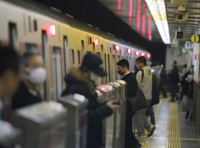 지난 1일 오후 도쿄 다이토(台東)구의 한 지하철역에서 마스크를 쓴 승객들이 전동차에서 내리고 있다. /도쿄=연합뉴스