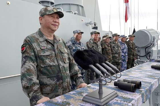 지난 2018년 4월 남중국해에서 중국 해군 함대를 사열하며 연설을 하고 있는 시진핑 중국 국가주석./신화=연합뉴