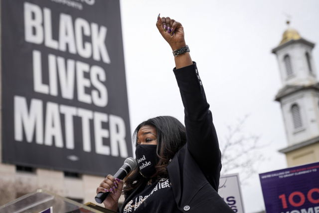 한 흑인 여성이 워싱턴D.C.에 위치한 블랙 리브스 매터 플라자(Black Lives Matter Plaza)에서 열린 집회에 참석해 연설을 하고 있다. /AFP연합뉴스