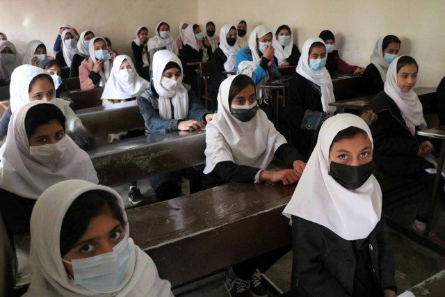 수업을 받고 있는 아프간 여학생들. /EPA연합뉴스