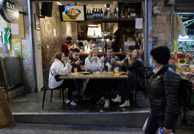 11일 예루살렘 중심가 식당에서 마스크를 벗은 채 식사하는 사람들. /AFP연합뉴스