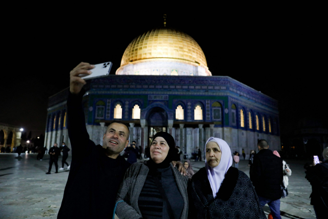 11일 예루살렘 알-아크사 사원에서 마스크를 벗은 채 셀카를 찍는 팔레스타인 주민들. /AFP연합뉴스