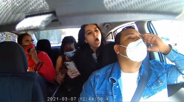7일 미 샌프란시스코에서 숩하카 카드카(오른쪽 앞줄)가 운전하는 우버 차량에 탄 아나 키미아이(오른쪽 뒷줄)가 기침을 하고 있다. /트위터 캡처