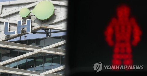 경남 진주시 충무공동 LH 본사 앞 신호등에 빨간 불이 켜져 있다. /연합뉴스